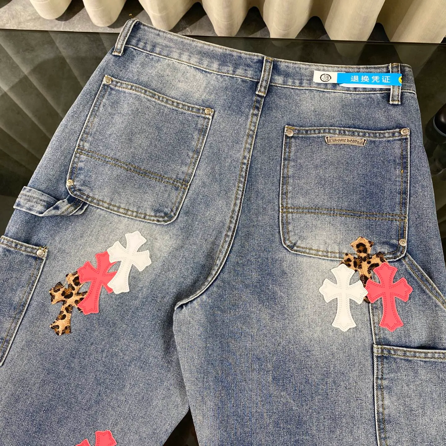 P270 CH Chromehearts Malaysia-limited leopard print cross patchwork leather workwear jeans and logging pants. The counter price is 34W level. The patchwork cross pattern is embellished and the jeans are washed! ! An absolutely high-end luxury product, a 1.9W-level god-level single product, a super popular product, made by top heavy industry, a magic weapon that cannot be missed! [About Zangyin] This is an extremely luxurious fashion brand that can also be called the aristocracy of the high street. It has always been an exclusive brand for some hipsters or rich second generations. Compared with ordinary high streets, it is more luxurious and noble. Compared with luxury brands, it is more fashionable and individual. It has always been a brand that I have a special liking for. [Top heavy industry fashion design] Consistently high-street luxury style. Speaking of this style, the Zangyin family and GU family are definitely the leading representative brands. Especially the Zangyin family has really achieved a state-of-the-art effect in creating high-street style. The unique washed material is used to create this style. The color system is already quite eye-catching. After it is decorated with patchwork cross flowers, it cleverly highlights the charm of the brand. Secondly, this style uses classic The high-waist cutting design highlights the long legs and fashionable temperament of the upper body. The brand is highly recognizable and the slim fit configuration is more suitable for daily wear. It is a product that interprets personality, fashion, and specifications at a glance. This single product is enough to make any fan excited. It can be a white T-shirt for a youthful college style, or a tight suspender for a royal style. It has strong matching ability and can be easily controlled by men.  [Materials and craftsmanship] Needless to say, this point goes without saying. As an excellent craftsman brand, Zangyin’s requirements for details and craftsmanship are really perfect. The washed color of this model has gone through so many processes, not to mention the embellishment of denim appliques. It is also purely hand-made and sewn. Just like what they believe in, only hand-made things have soul and have the meaning of wear. A top-notch heavy-duty fashionable denim item, I look forward to your perfect interpretation! !  Color: blue Size: 28-36